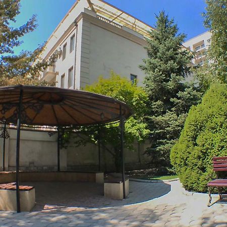 Spacious And Cozy Apartment In Bishkek Center Екстериор снимка