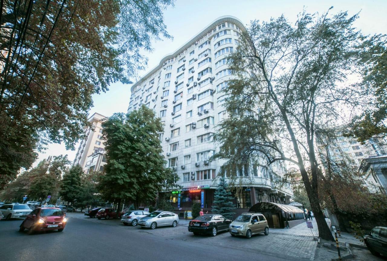 Spacious And Cozy Apartment In Bishkek Center Екстериор снимка