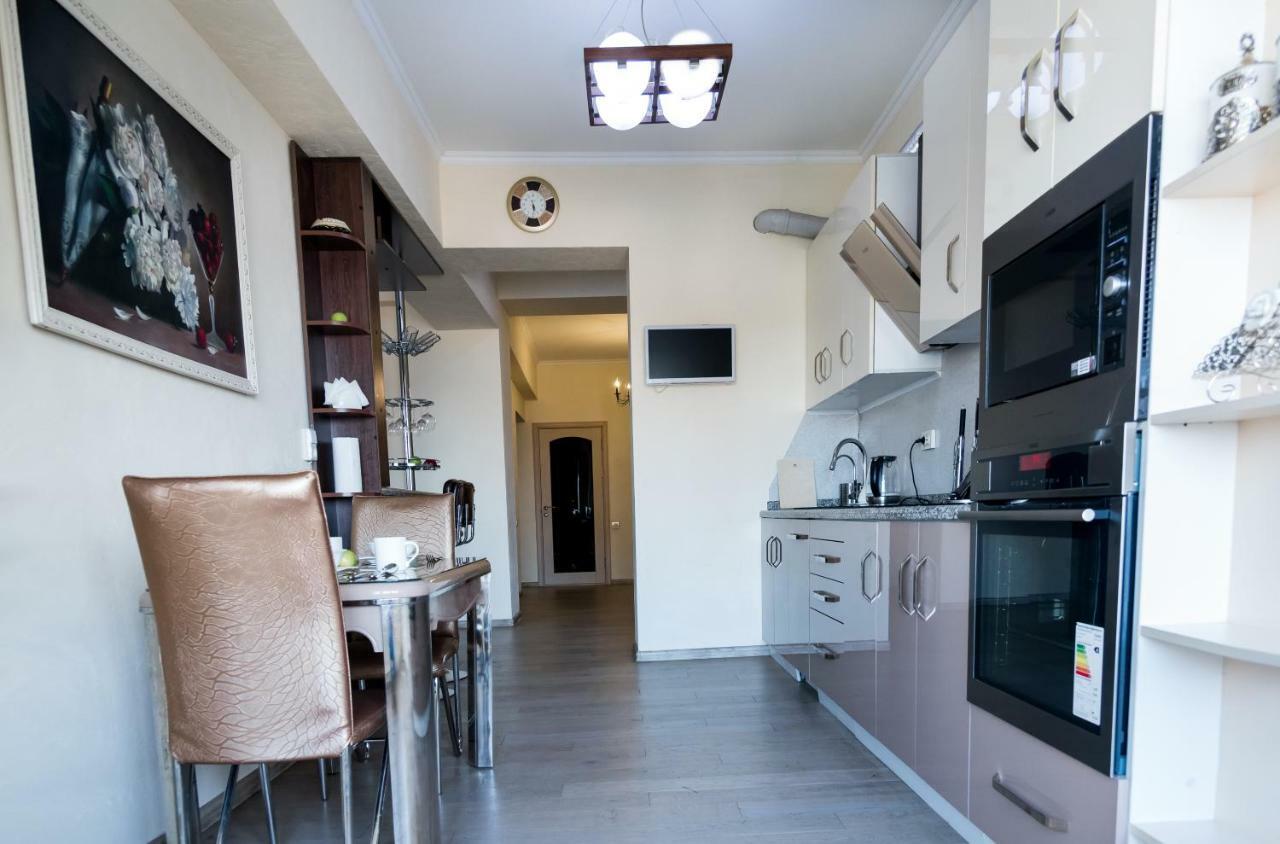 Spacious And Cozy Apartment In Bishkek Center Екстериор снимка