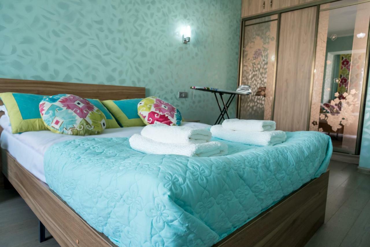 Spacious And Cozy Apartment In Bishkek Center Екстериор снимка