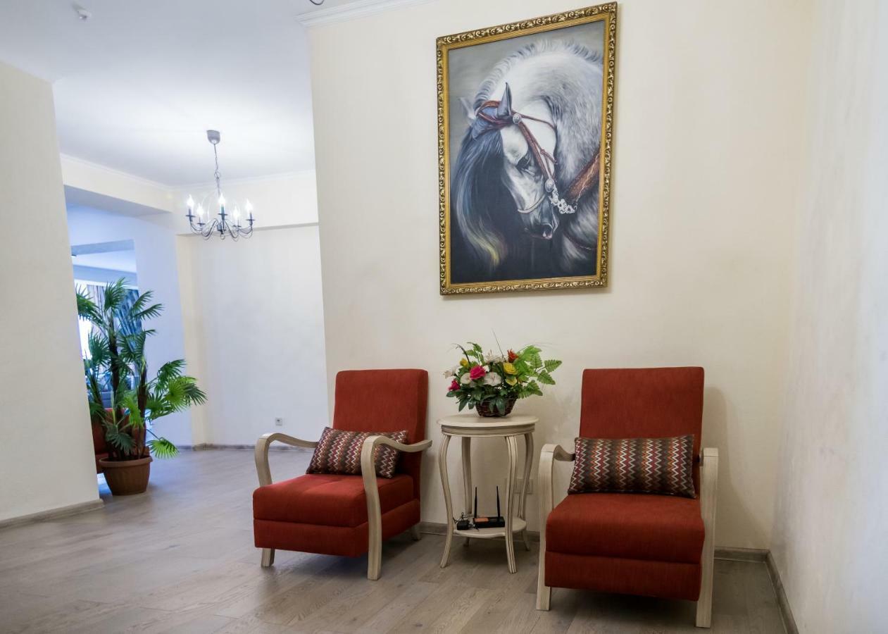 Spacious And Cozy Apartment In Bishkek Center Екстериор снимка