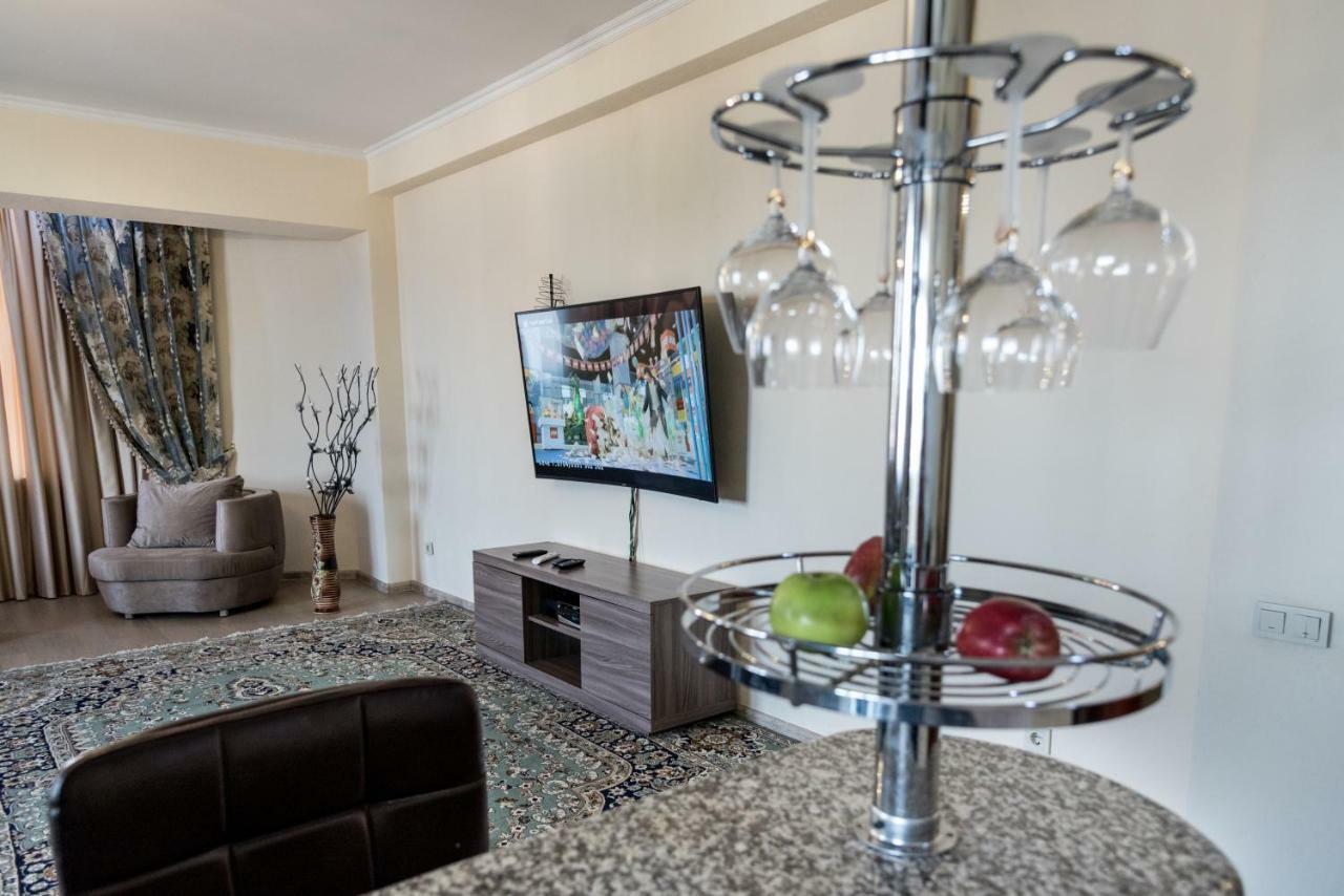 Spacious And Cozy Apartment In Bishkek Center Екстериор снимка