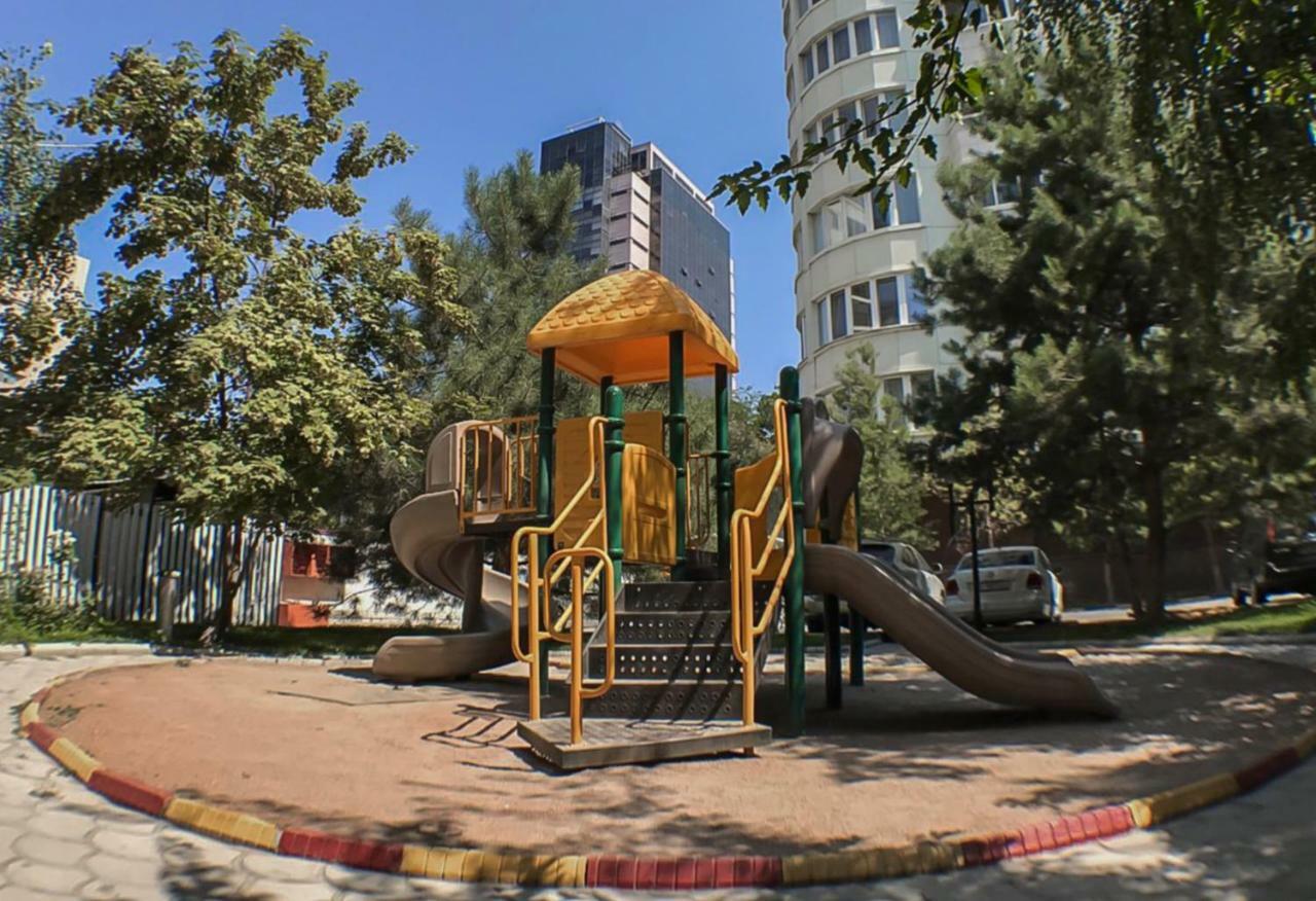 Spacious And Cozy Apartment In Bishkek Center Екстериор снимка